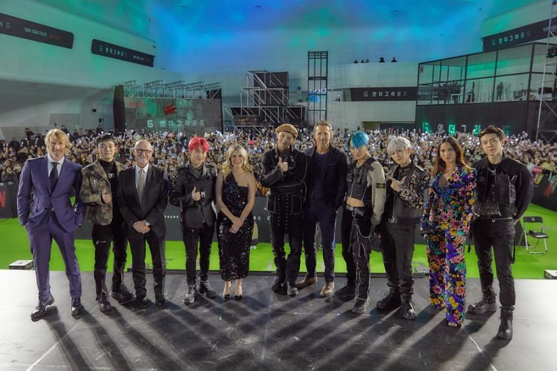 Ryan Reynolds has rubbed elbows with K-Pop group EXO this week.