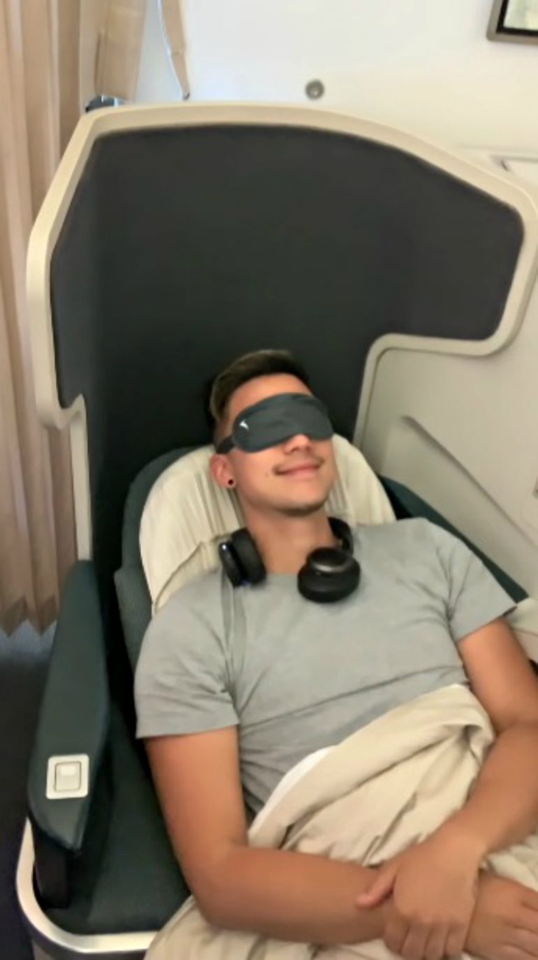 Youtuber Fakes Broken Ankle For Free Upgrade To Business Class On Flight