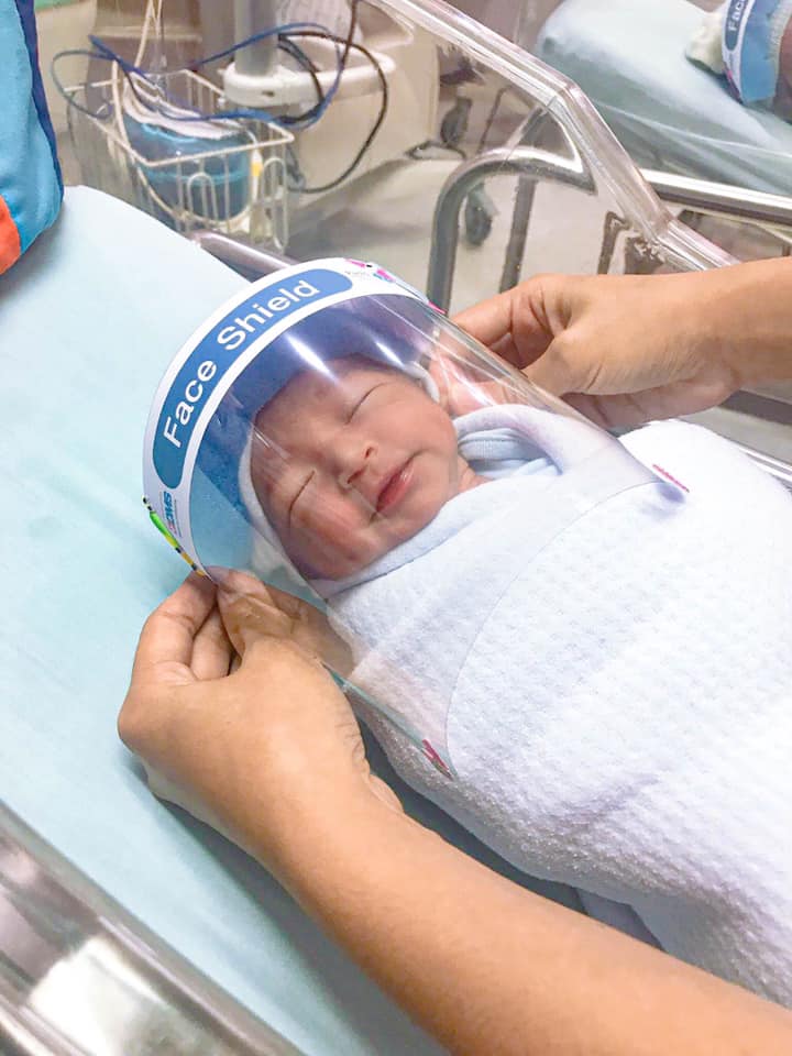 New born baby wearing a tiny face shield in Bangkok - Anadolu Ajansı