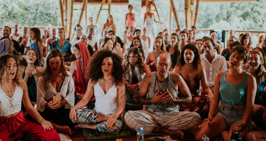 Bali Yoga Retreat Criticized for Cramming Over 100 Tourists in Room ...