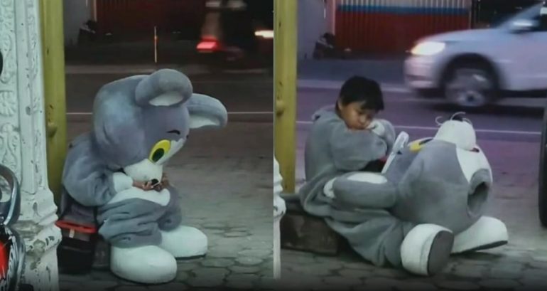 Indonesian Boy Works as a Street Performer to Buy Rice for His Family