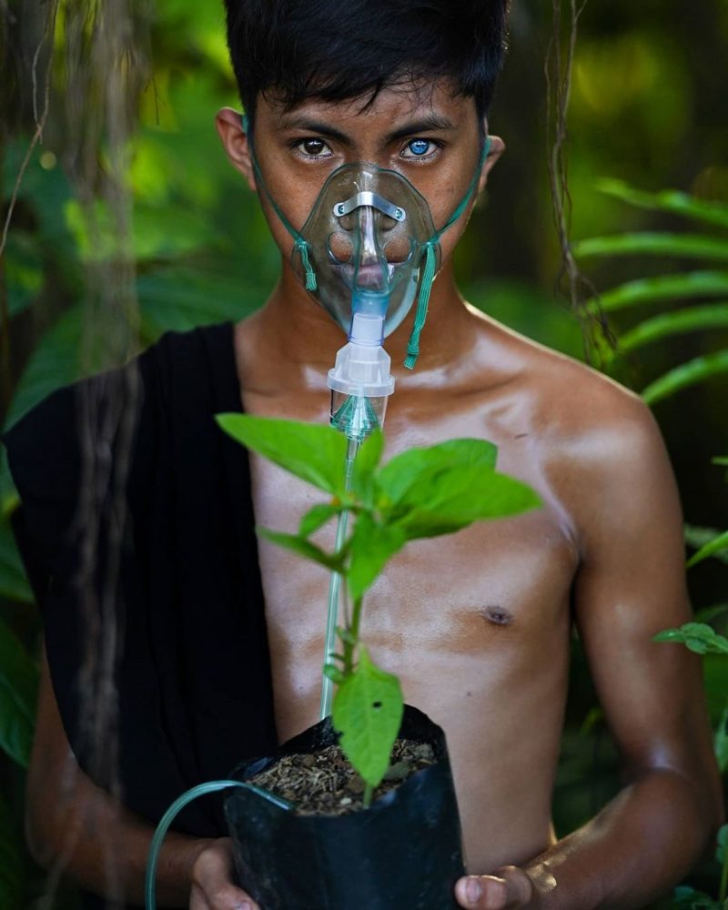 People in this Indonesian tribe have dazzling blue eyes. Wait, but