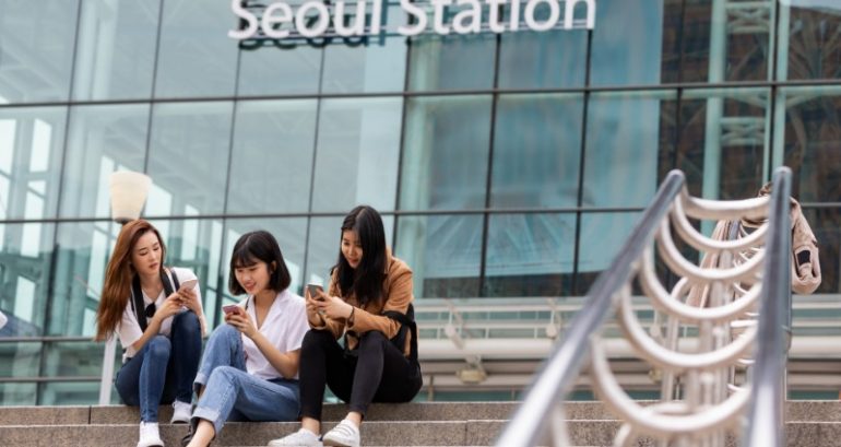 Korean Scientists Invest Transparent Solar Panels to Be Used on Phones