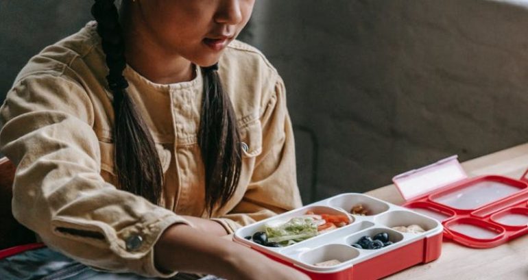 Redditor alleges her 6 y/o was forced to eat alone for ‘distracting’ peers with ‘smelly’ Asian food