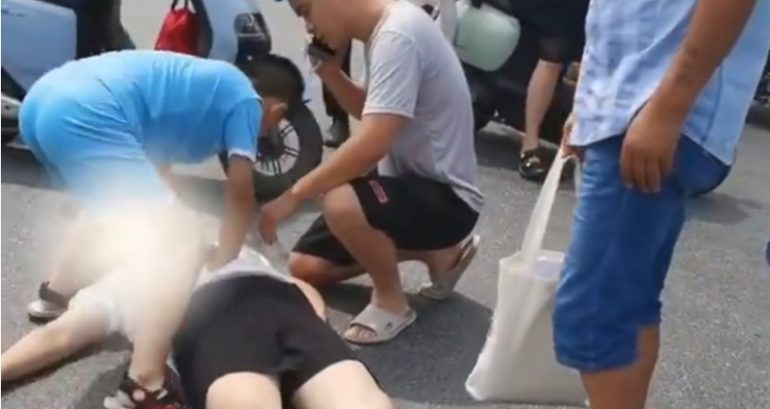 9-year-old boy in China praised for trying to perform CPR on unconscious mother following accident