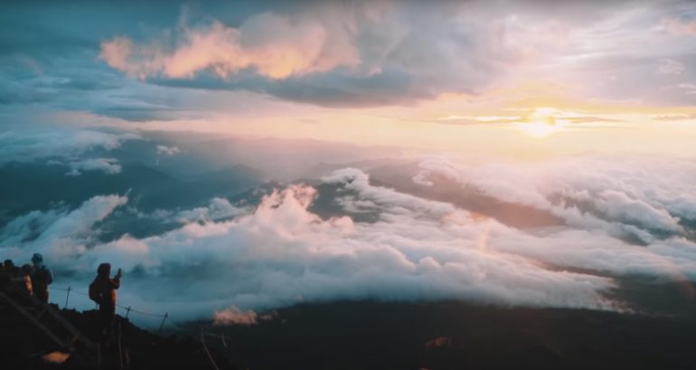 Climbers shocked to see dedicated delivery worker carrying pizza boxes up Mount Fuji