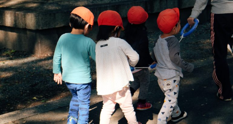 Kindergarten in Japan teaches preschoolers how to use horn on school buses to prevent hot car deaths