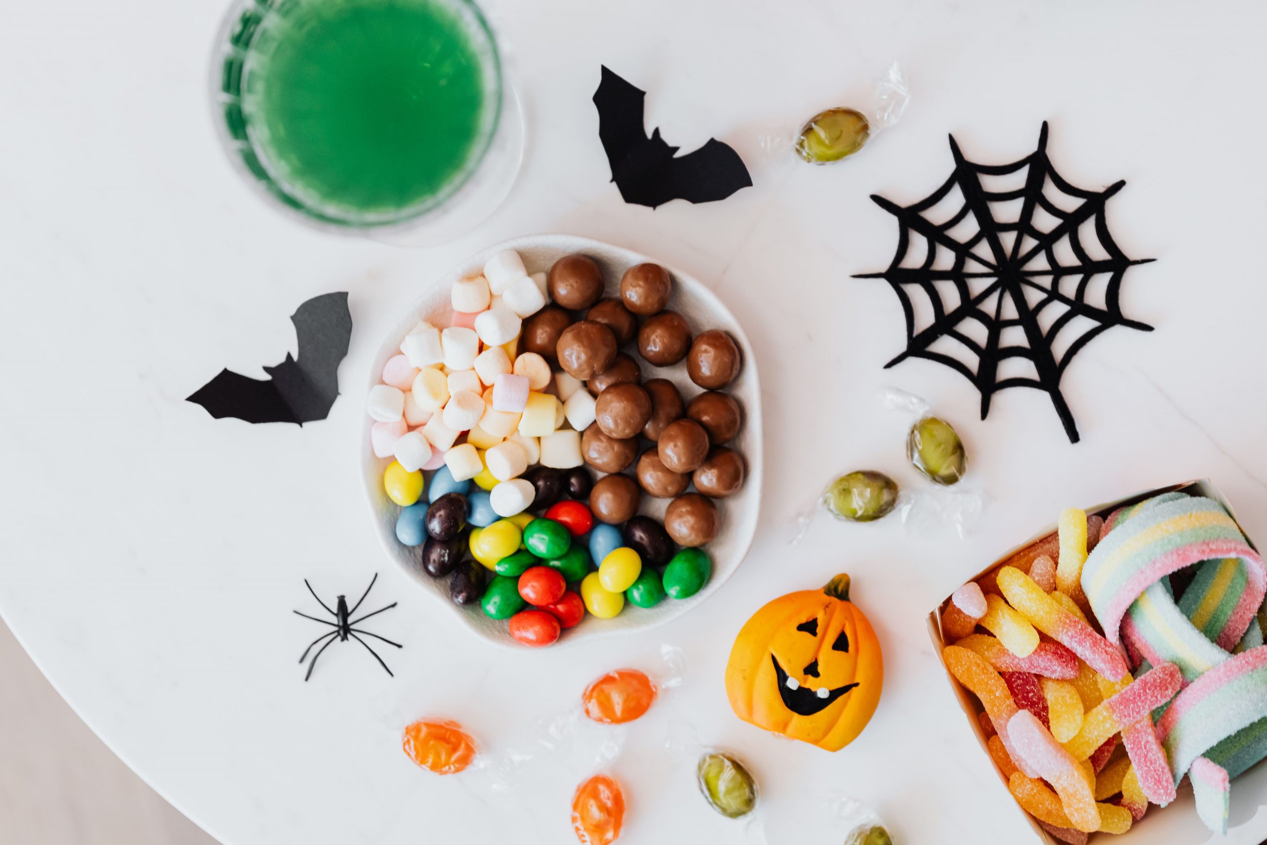 Netizens suspect man giving candy to Studio Ghibli trick-or-treaters is Hayao Miyazaki