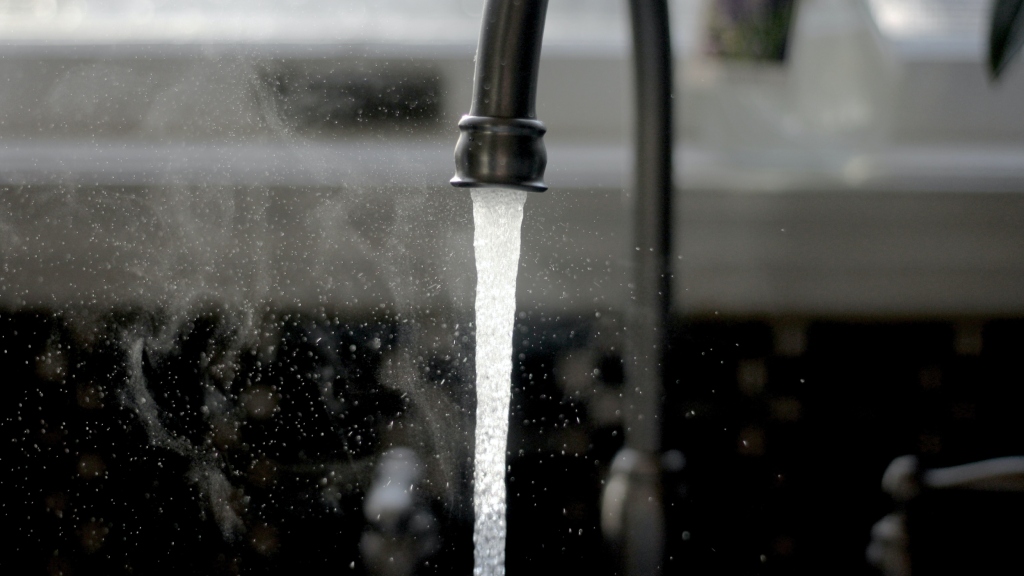 Running water faucet