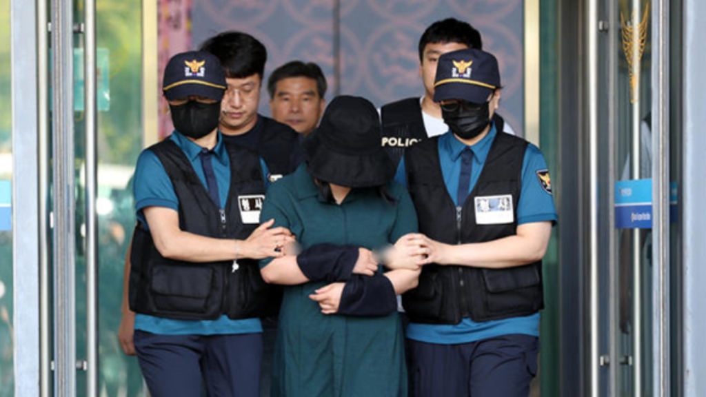 Police escorting Jung Yoo-jung