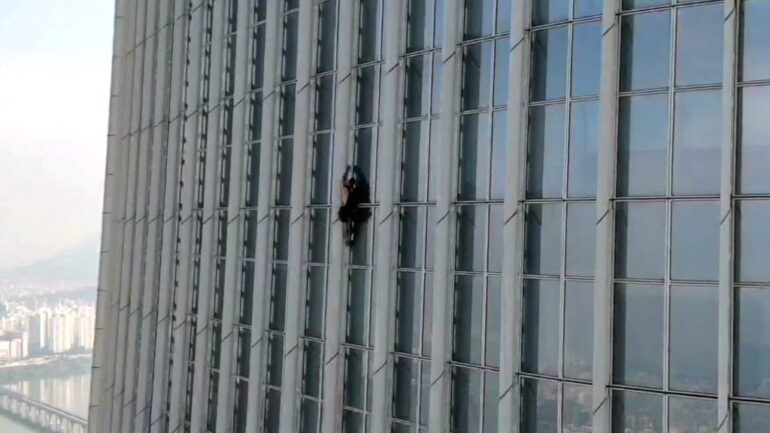 British man detained after climbing 73 floors of Seoul skyscraper with no rope