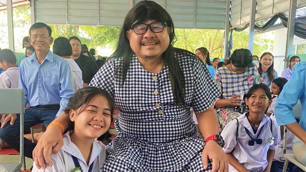 Thai father warms netizens' hearts by dressing as woman for child's Mother's Day school event