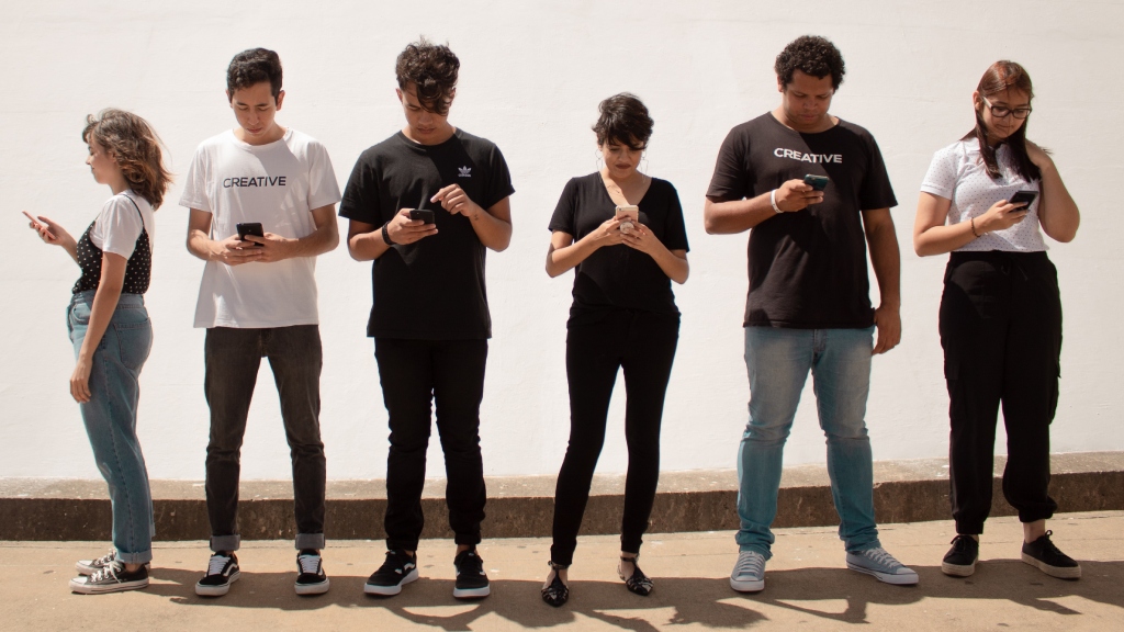 Teens who use phones for over 4 hours daily face higher health risks: study