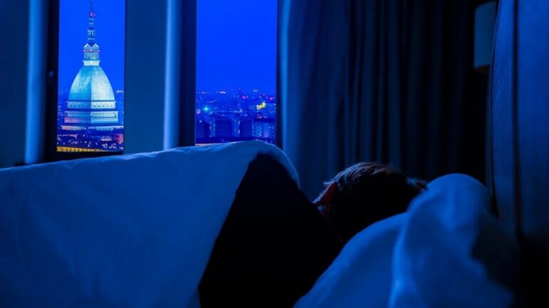 Paying sleep debt with extra hours doesn’t help the brain, study suggests