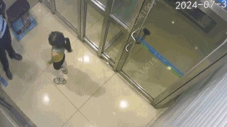 Lost Chinese girl uses ATM to reunite with her granddad