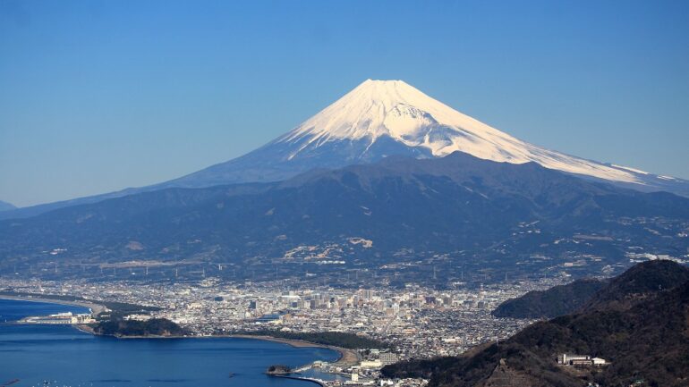 Mount Fuji remains snow-less as November approaches, breaking record